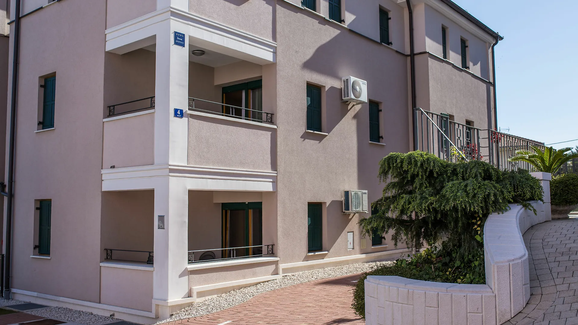 Apartments Villa Novak 1 Donji Okrug  Guest house